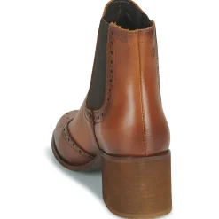 Betty London - LARISSA