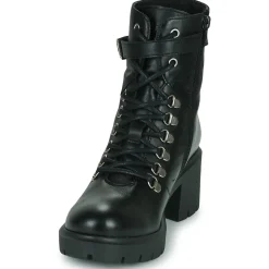 Betty London - MANOUE