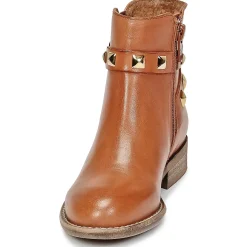 Young Elegant People - CELIA