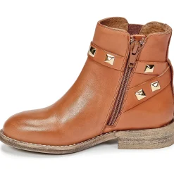 Young Elegant People - CELIA